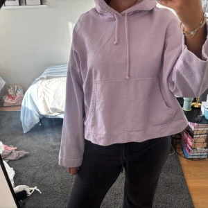 Ljuslila hoodie från Acne Studios - Superfin ljuslila hoodie från Acne Studios med broderad logga på bröstet. Tröjan har en oversized passform, huva med snörning och stor känguruficka framtill. 