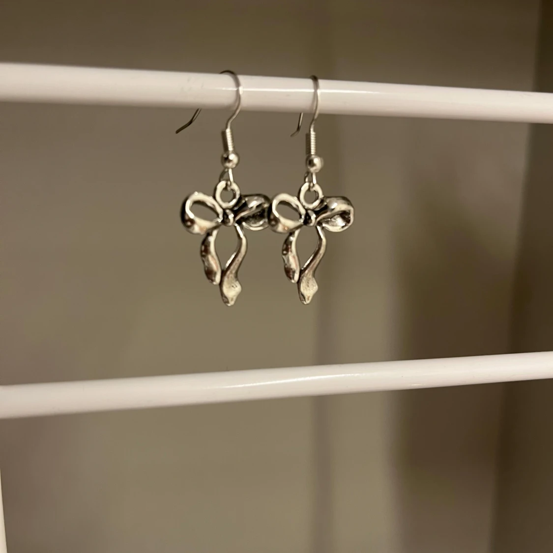 Silvriga örhängen med rosettform