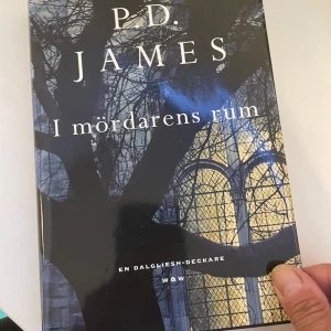I mördarens rum - En spännande Dalgliesh-deckare där mystik och mord blandas i Londons museumvärld. Perfekt för dig som gillar smarta utredningar, oväntade vändningar och mörka hemligheter. En bok som håller dig på helspänn till sista sidan!