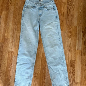 Ljusblå jeans från g perfect jeans - Säljer ett par ljusblå jeans från g perfect jeans i klassisk femficksmodell. Jeansen har raka ben och normal passform, tillverkade i mjukt denimtyg. Perfekta för en avslappnad och stilren look.