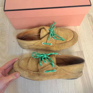 Mocka loafers Sandro - Såååå coola loafers i mocka med grönt skosnöre!! Sjukt unika😍 från Sandro: nypris 3300