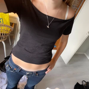 Svart offshoulder topp  - Tröjan har ingen lapp men passar xs/s! Vet heller inte vart tröjan är ifrån eftersom lappen är borta och de va inte ja som köpte den! ❣️