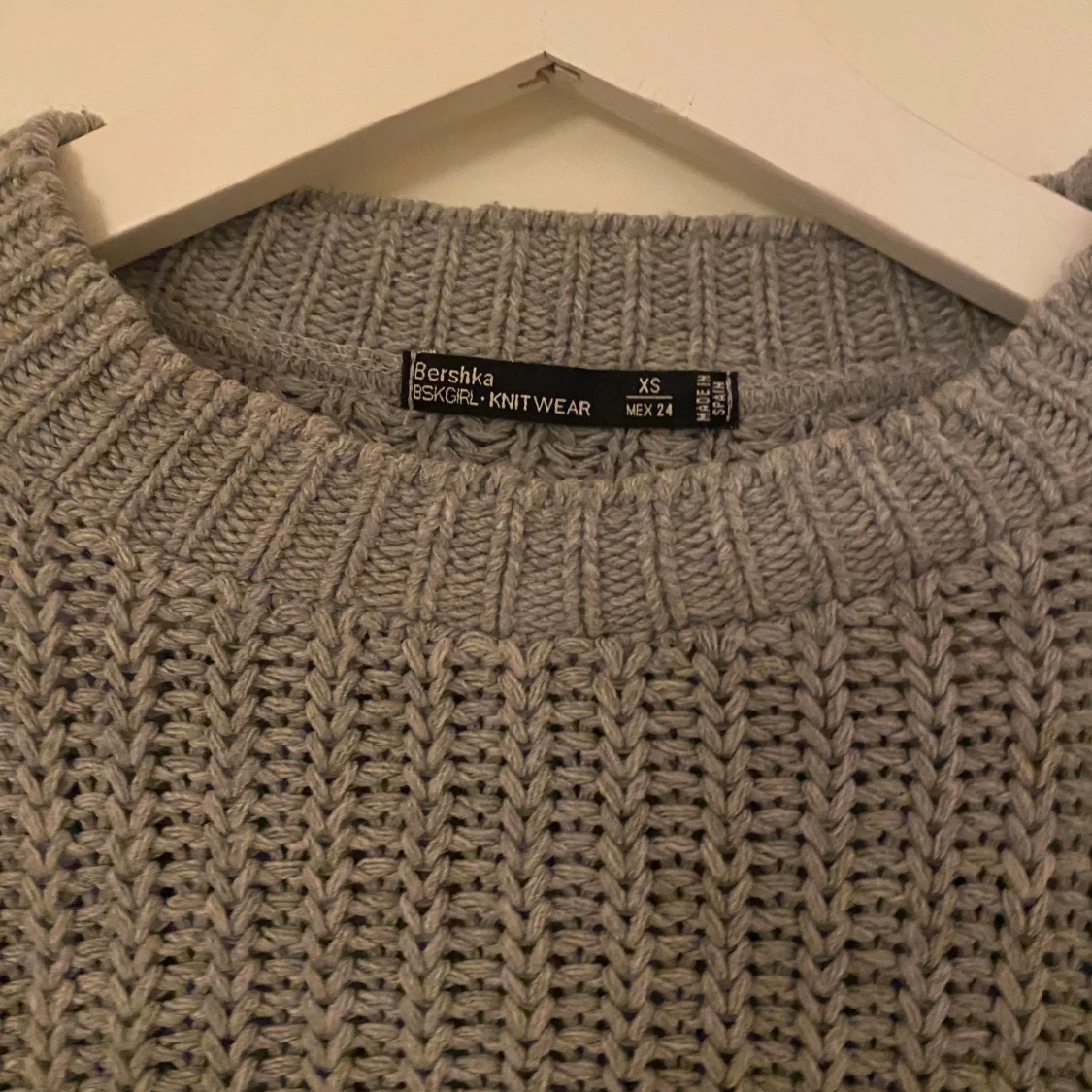 Grå stickad tröja med volang  - 1