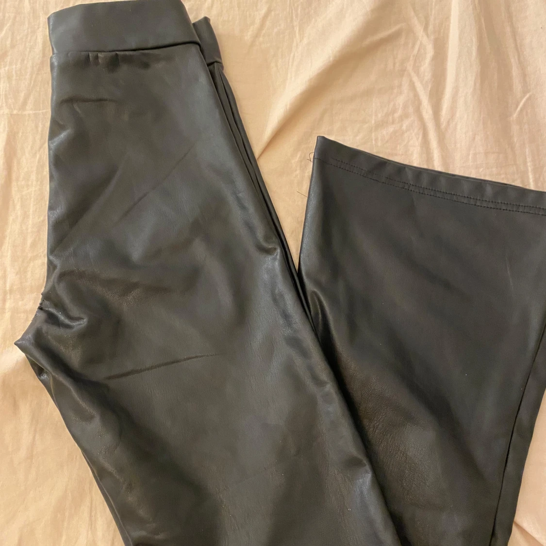 Svarta skinnbyxor med bootcut