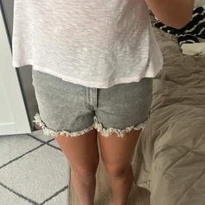 Grå jeansshorts med fransig kant H&M - Snygga grå jeansshorts från H&M Divided i storlek 36. 