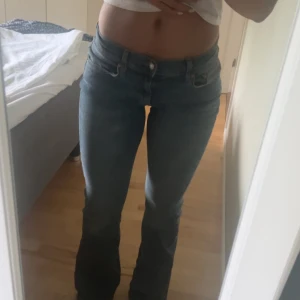 lågmidjade bootcut jeans - knappt använda, perfekt längd eller aningen långa på mig som är 168cm. Gammal modell tror jag. SÄLJER FÖR 199KR ENDAST IDAG FÖR ÅKER IVÄG IMORRN OCH VILL POSTA DEM IDAG