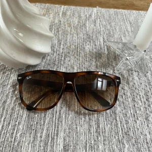 Ray-ban glasögon - Säljer dessa Ray-ban solglasögon, de är i bra skick, tror modellen är boyfriends, färgen är typ brun aktig, priset kan sänkas vid snabbt köp! Glöm inte skriva vid andra frågor/ funderingar!