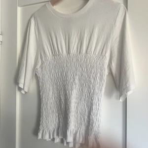 Smockad topp - Supersöt vit smockad topp. Från H&M, inga defekter🤍