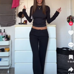 Svarta kostymbyxor med låg midja - Säljer ett par svarta kostymbyxor med låg midja och raka ben. Byxorna har hällor för bälte, sidfickor och en enkel bakficka. Snygg passform och klassisk look, perfekta till en stilren outfit.