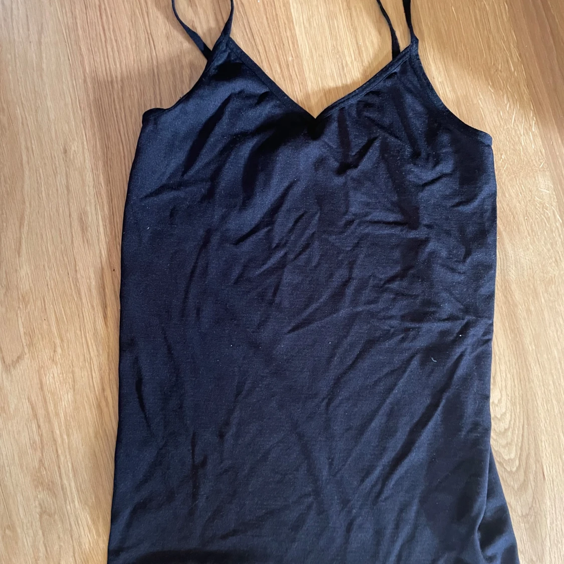 Svart linnetopp med smala axelband