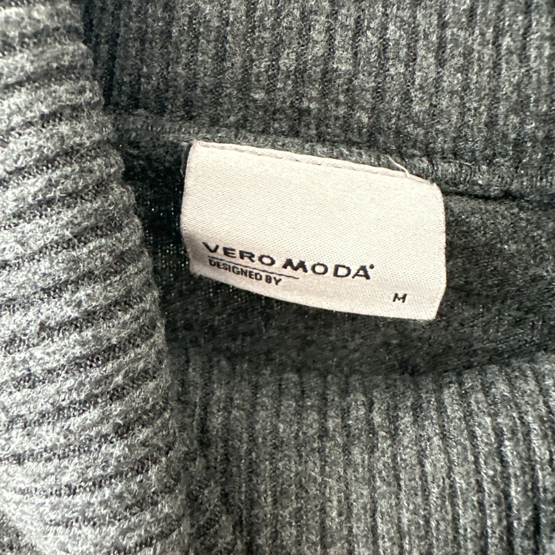 Mörkgrå polotröja från Vero Moda - 2