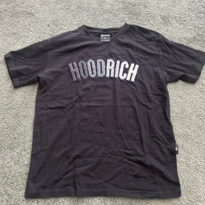  HOODRICH t-shirt  - Svart t-shirt från HOODRICH. Storlek M. Bra skick!