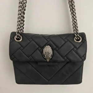 Svart quiltad axelväska Kurt Geiger - Säljer då jag köpte en med guld istället och denna inte kommer till användning. I fint skick