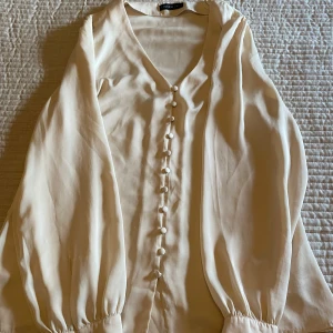 Beige blus - Oanvänd tunn blus i storlek 38. Mycket bra skick och är köpt från STOCKH LM. Skriv om du vill ha mer information