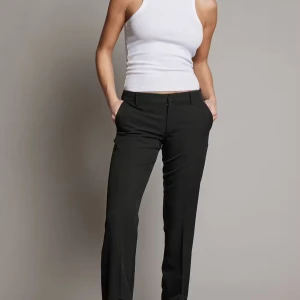 Svarta kosytmbyxor från bikbok - Snygga svarta kostymbyxor från bikbok i storlek 36. Byxorna har låg midja, nypris 499kr, säljer för 399kr. Köpta för ca ett halvår sen, har ej använt de mycket. 