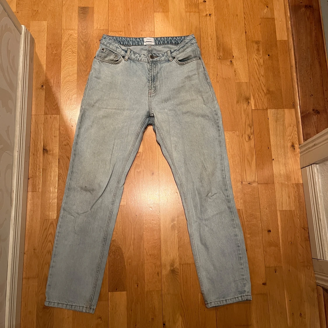 Ljusblå raka jeans i storlek 29 grunt