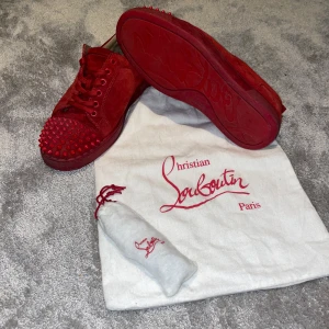 Christian Louboutin skor  - Säljer mina röda Loubs då dem inte längre passar. Köpte dem på Vestiaire collective för ungefär 3500 kr men säljer dem nu för 1500. Priset kan dock diskuteras. Skorna har en defekt ( Liten fläck) som syns på fjärde bilden men inget man tänker på. Inre sulan är lite sliten men det är inget som syns. Skorna är egentligen 39/5 i damstorlek men 41 i herr . Tveka inte på att höra av dig om du funderar över något!!