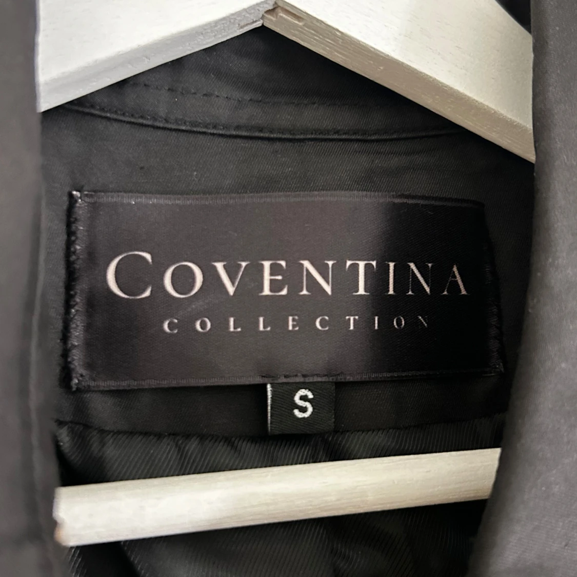 Svart trenchcoat med guldknappar  - 4