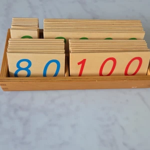 Montessori sifferbrickor i trä - Ett set med träbrickor med siffror i olika färger, perfekt för att lära sig räkna och förstå tal. Passar dig som vill träna matte på ett kreativt och praktiskt sätt. Snygg och hållbar design som gör inlärningen roligare!