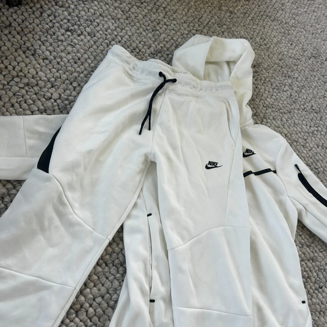 Vitt Nike-Tech set oanvänt billigt - 1