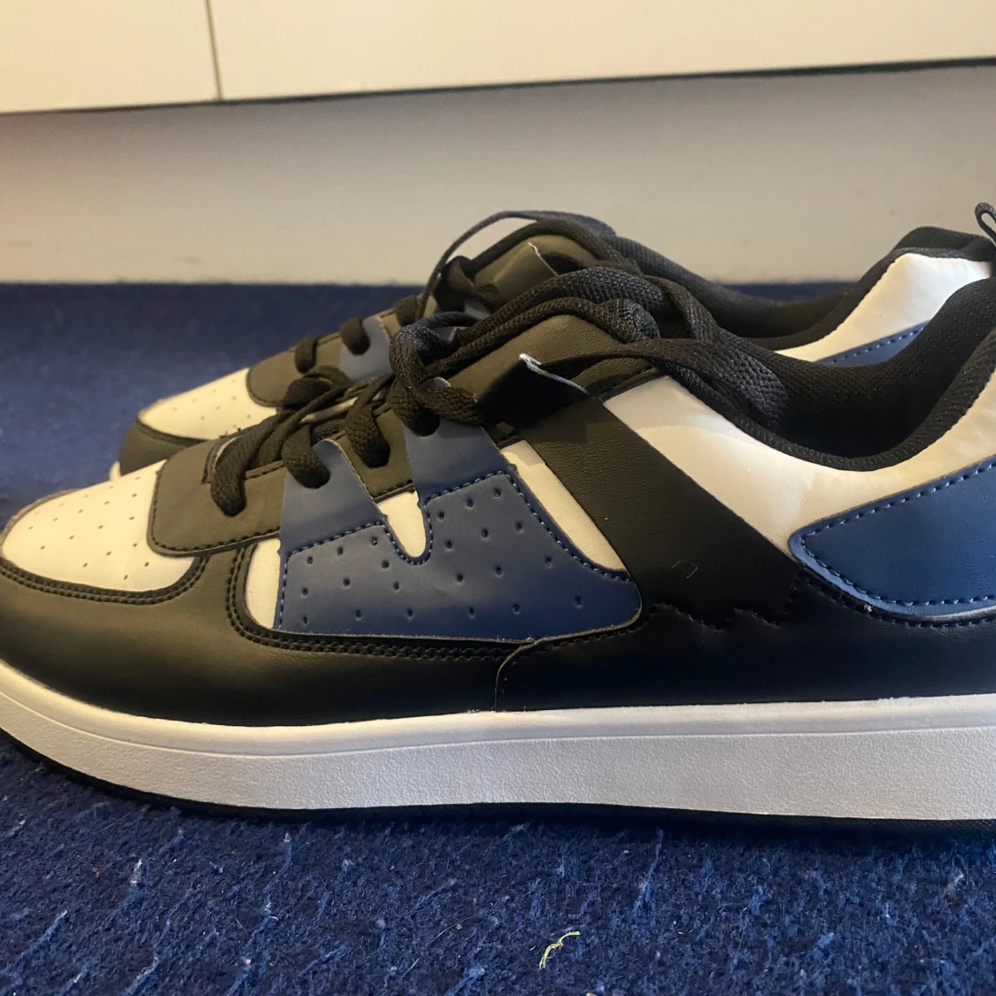 Svartvita och blå sneakers - 2