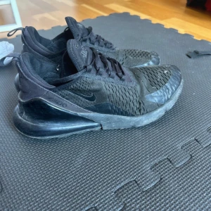 Svarta Nike Air Max sneakers - Säljer ett par helsvarta Nike Air Max sneakers med mesh-överdel och tydlig Air Max-dämpning i sulan. Skorna har snörning och en sportig, modern look som passar perfekt till streetwear eller träning.