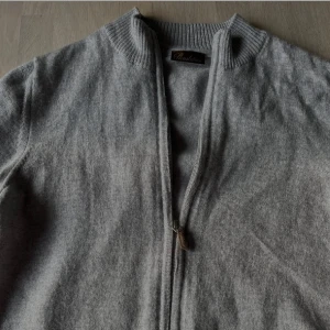 Stenströms zip tröja ull - Snygg grå kofta från Stenströms i mjuk ullmix. Modellen har ribbad krage och hel dragkedja framtill. Perfekt för lager-på-lager och funkar året runt. Enkel och stilren design som passar till det mesta.