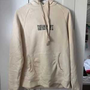 Taylor hoodie - Sälje min hoodie fårn Taylor Swift i s o i väldigt bra skick, endast använd 2 gånger
