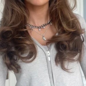 Halsband med pärlor - Jätte fint halsband som passar perfekt till allt! Längden är justerbar 💕Köptes för 399 kr, inga defekter! 