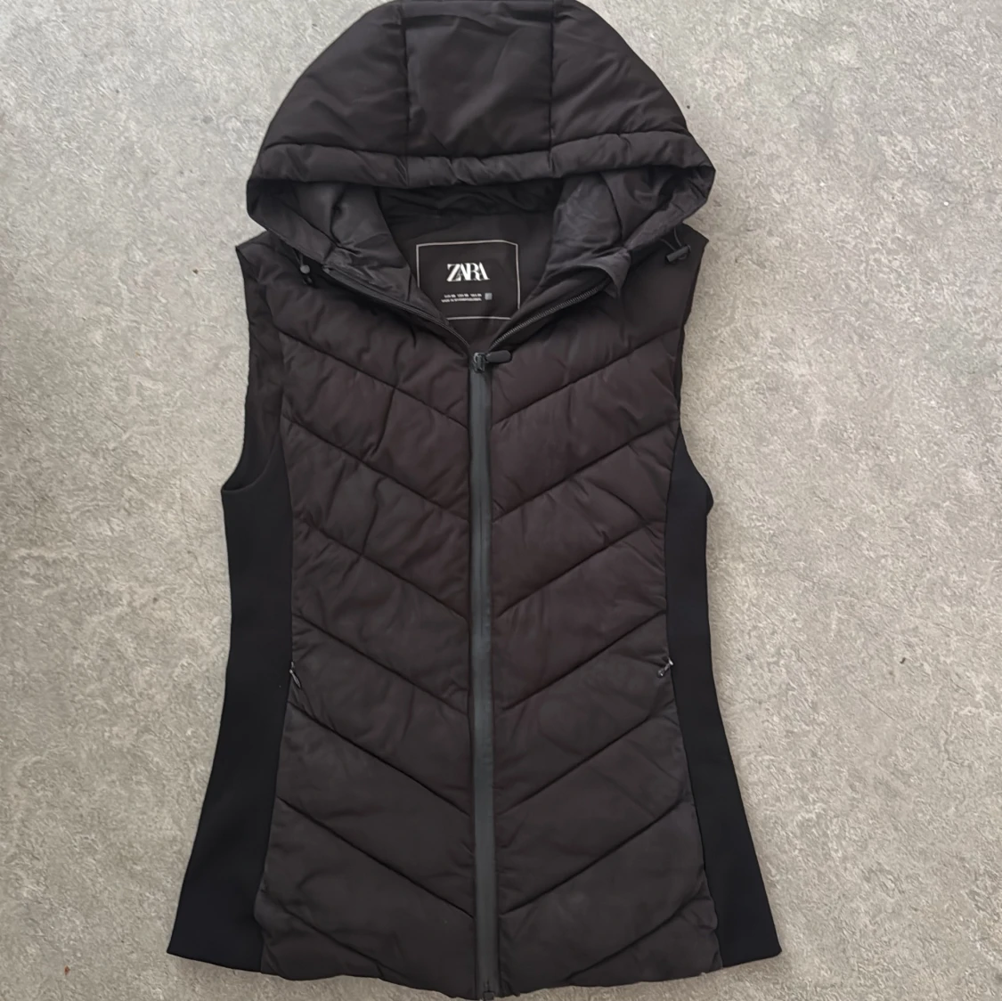 Svart dunväst med huva från Zara - 1