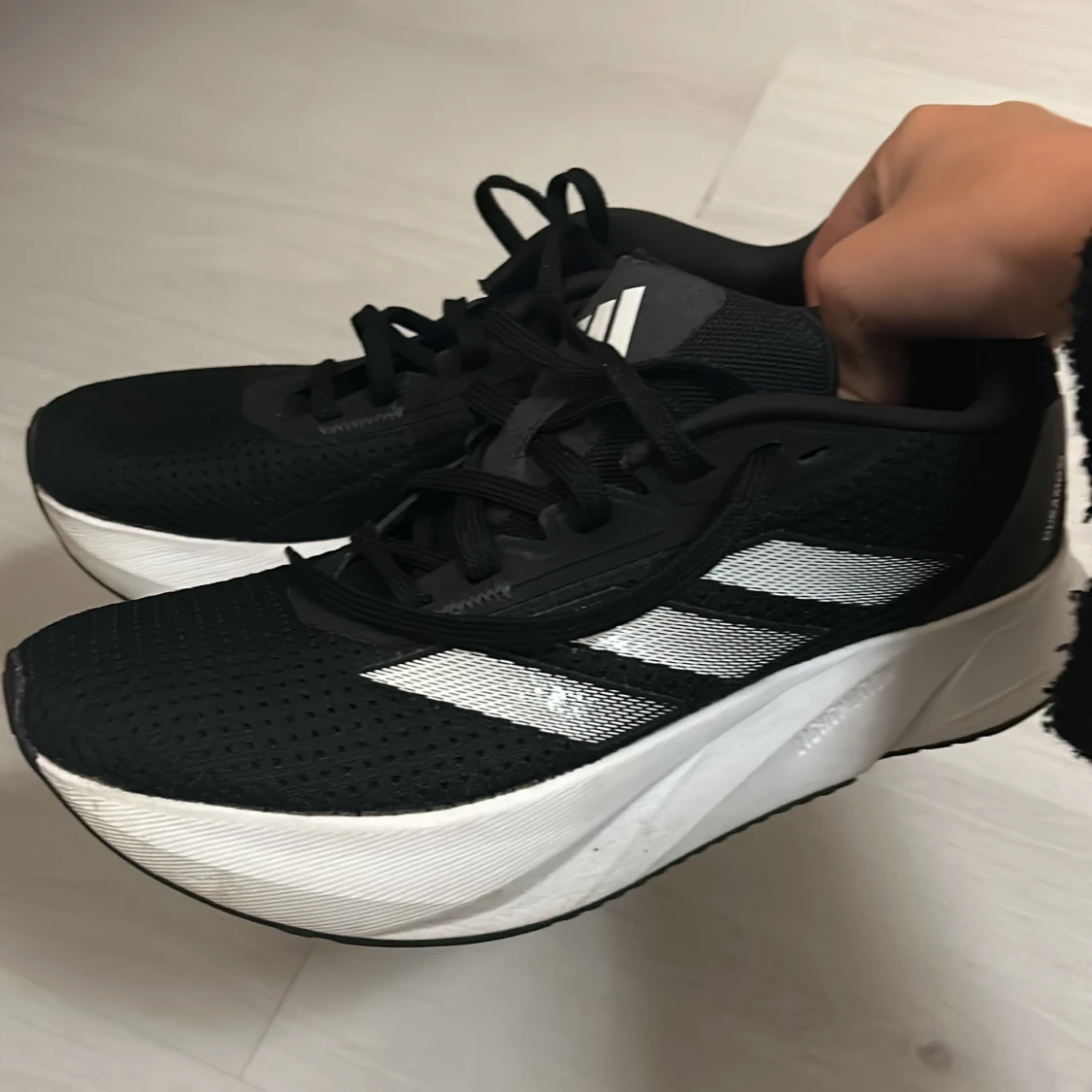 Svarta Adidas sneakers med vit sula