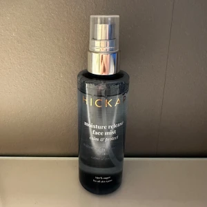 Hickap Face Mist Calm & Protect - Moisture release face mist från Hickap som återfuktar och skyddar huden. Kommer i en stilren svart och silver sprayflaska. 100% vegansk och passar alla hudtyper. Perfekt för att fräscha upp ansiktet under dagen.