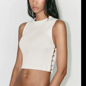 Vit croppad topp med silvriga detaljer - Säljer en vit croppad topp från Zara. Toppen har silverfärgade detaljer längs sidorna. Storlek xs. Aldrig använd med lappar kvar. Nypris :329kr💓 slutsåld på hemsidan 