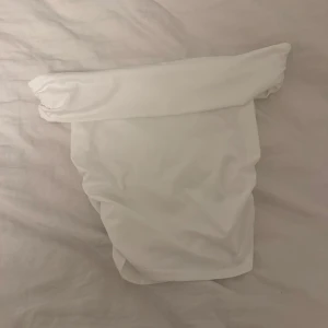 Vit off shoulder topp - Snygg vit off shoulder topp från SHEIN i storlek S. Tillverkad i ett stretchigt och mjukt material som sitter skönt. Den är aldrig använd 💖😍