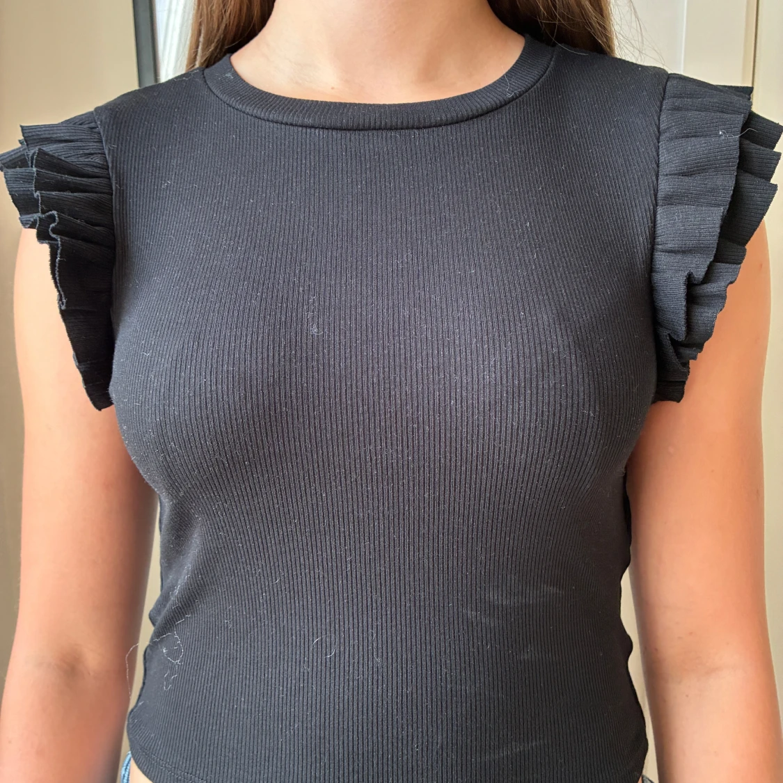 Svart topp med volangärm 