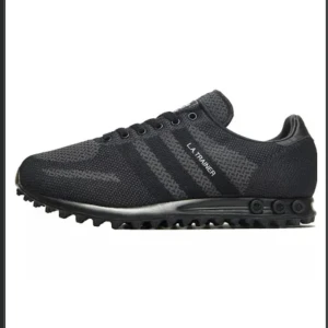 Söker Svarta La Trainers - Söker någon av modellerna på följande bilder i mycket bra/ nytt skick i storlek EU 42-43, Hör av dig om du har ett par tillgängliga!