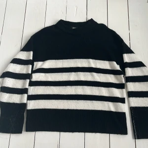 Randig svartvit stickad tröja Gina Tricot - Stickad tröja från Gina Tricot i svart och vitt med breda ränder. 