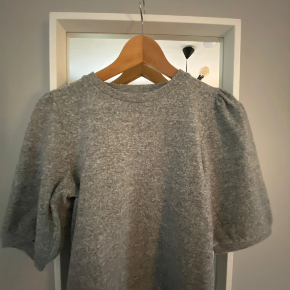 Grå tröja med puffärm från 157