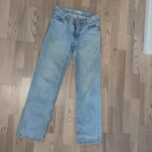 Jeans Gina tricot - Snygga ljusblå jeans från gina, straight fit storlek 32💗