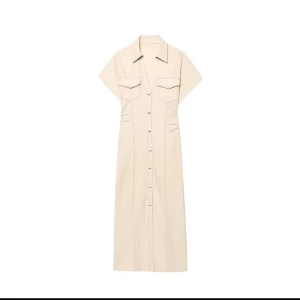 Biege Jeans klänning  - Storlek Xs: Nu säljer jag jeans klänning jag fått hem nyligen och står fortfarande pakat pågrund av av att det inte gick att lämna tillbaka. Dem är väldigt fina men lite för stora för mig, därför väljer nu att sälja denna trendiga jeans klänningen . 