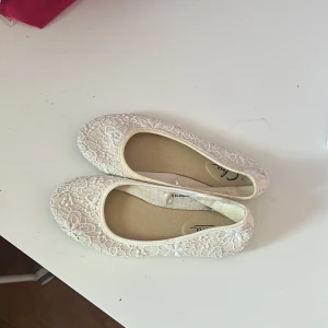 Vita spetsballerinaskor - Snygga vita spets ballerina skor från skopunkten. Är för små och säljs därför🩷🩷