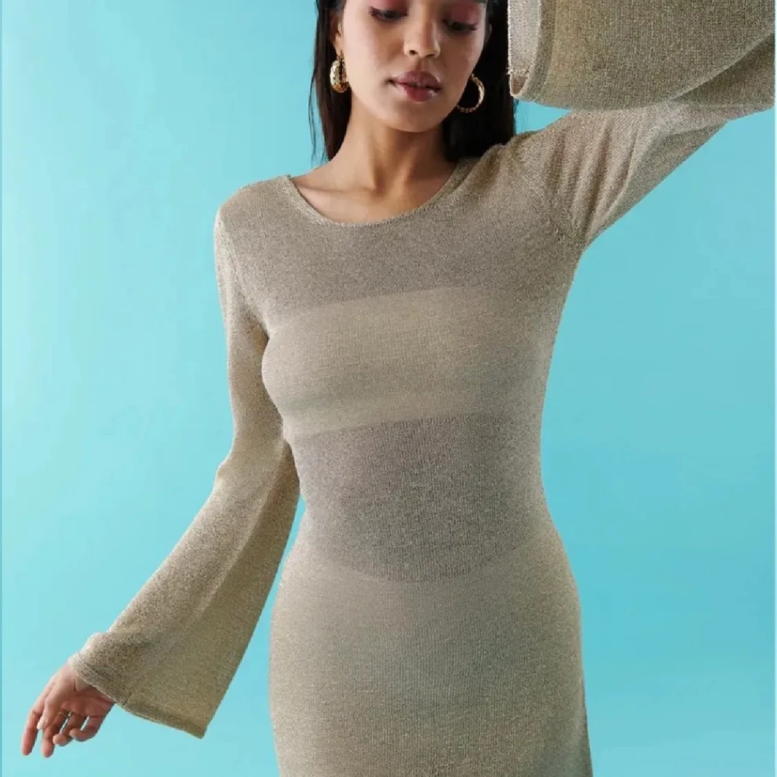 Guld stickad klänning  - 1