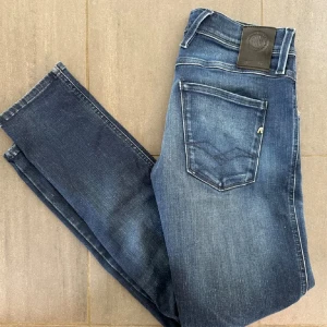 Replay Anbass Jeans - Feta Replay Anbass Jeans // Storlek 30/32 // Kontakta för fler frågor och funderingar!🙌🏻