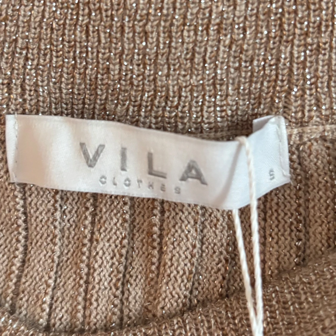 Glittrig beige långkjol från Vila - 2