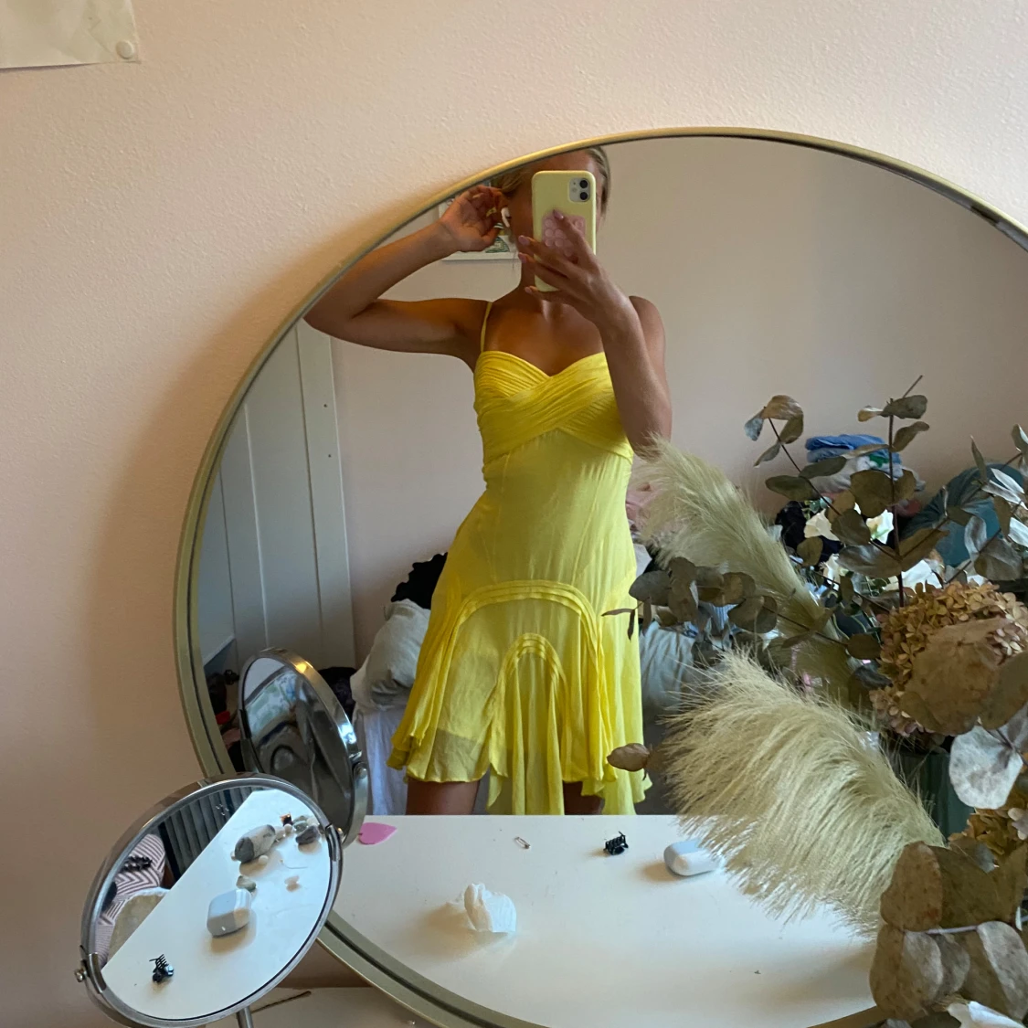 Gul kortklänning med tunna axelband - 1