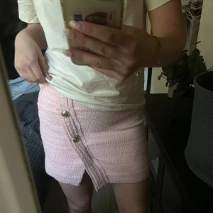 Ljusrosa kortkjol med knappar - Supersöt ljusrosa kortkjol i strukturerat tyg med guld knappar 🩷