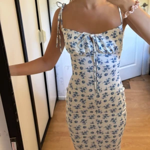 Blommig långklänning  - Säljer denna fantastiska långklänningen som är vitt med blått blommönster i storlek xs/s.💓😊(Pris går att diskutera)