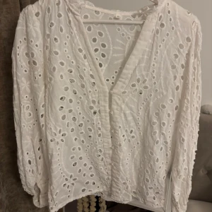 Vit blus  - Snygg vit blus som ej kommer till användning!💓