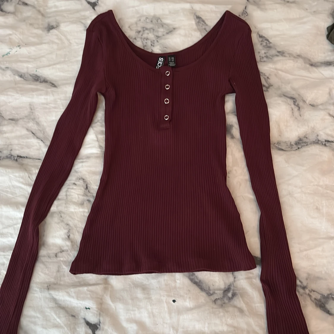 Vinröd ribbad långärmad topp från Pieces