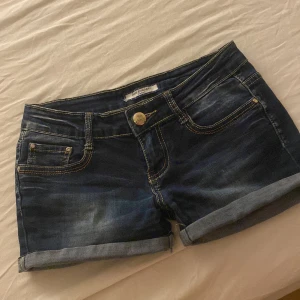 Mörkblå jeansshorts - Snygga lågmidjade mörkblå jeansshorts mer uppvikta benslut och kontrastsömmar. Pris går att diskutera!💓